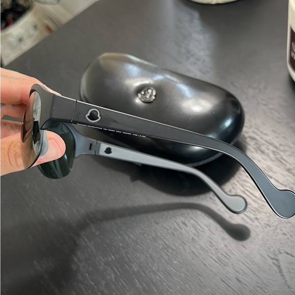 Moncler sunglasses - Picture 2 of 3